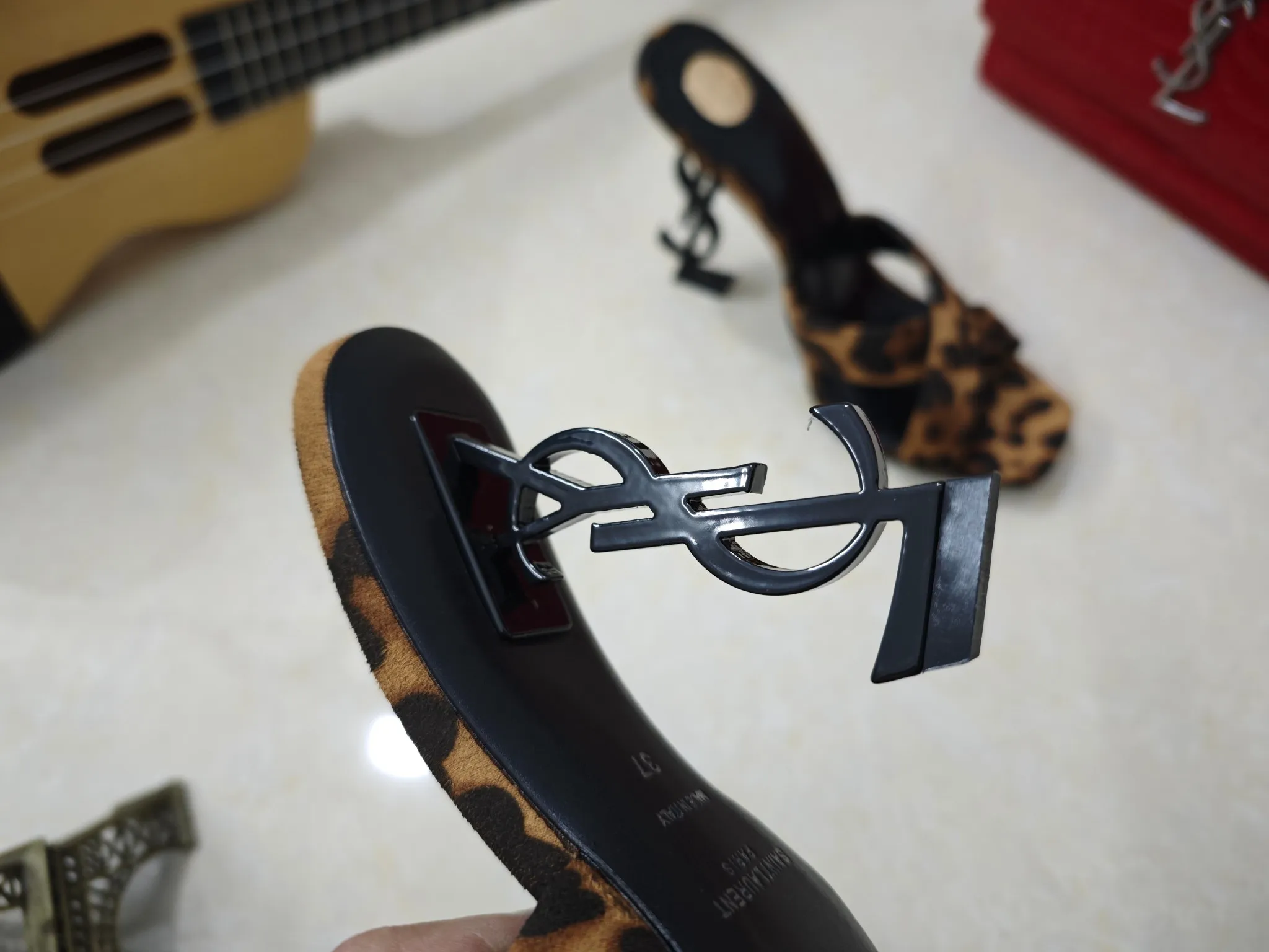 👟👟Ex-factory price 540👟👟【Saint Laurent】Yves Saint Laurent, high-heeled YSL high heels💃2025 early spring counter synchronizes the latest styles, YSL, decoration👠 Classic and high-quality glamorous masterpieces, the hottest autumn and winter series in the counter, with temperament, fashion, classic and attractive design style 😌The effect on the feet is particularly beautiful〰️, the materials are imported from Italy 🇮🇹 calf, imported black sheepskin, lining, and foot pads; sheepskin, stiletto high heels, size 35-41 (34.41.42 must be customized, non-refundable) outsole; imported genuine leather outsole, with full counter packaging